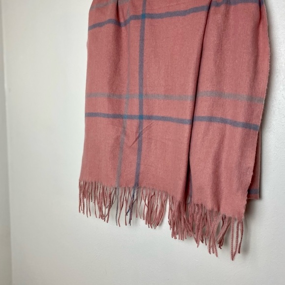 Large Women Wrap/Scarf w/ Fringes . Pink/Blue. One Size. - Picture 7 of 11